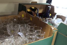 A TRAY OF ASSORTED COLOURED GLASS TOGETHER WITH A TRAY OF ASSORTED DRINKING GLASSES ETC (2)