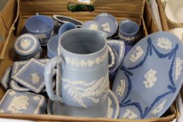 A TRAY OF ASSORTED WEDGWOOD JASPERWARE TO INCLUDE TRI COLOUR EXAMPLE
