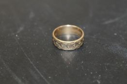 A HALLMARKED 9CT GOLD TEXTURED WEDDING BAND APPROX WEIGHT 2,9 G