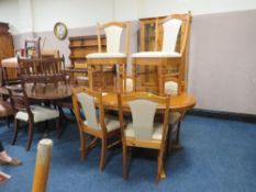 A DUCAL PINE EXTENDING DINING TABLE AND SIX CHAIRS L-154 CM (EXTENDED L-202CM APPROX)