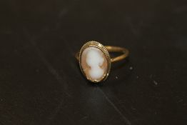 A 9CT GOLD CAMEO RING 2G