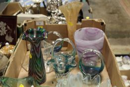 A TRAY OF ASSORTED STUDIO AND GLASS