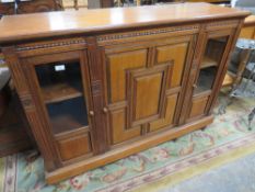 AN EDWARDIAN MAHOGANY BOOKCASE - W 136 CM
