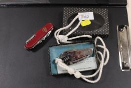 A SHACKLETON POCKET KNIFE TOGETHER WITH A SWISS ARMY STYLE KNIFE (2)