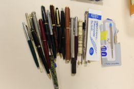 A SMALL TUB OF VARIOUS PENS, PROPELLING PENS, BIROS AND ITEMS FOR SPARES AND REPAIRS