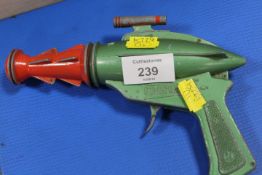 A VINTAGE LONE STAR METAL STINGRAY GUN