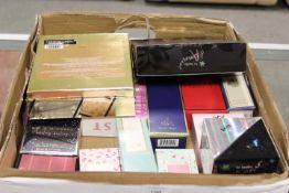 A TRAY OF ASSORTED BOXED PERFUMES TO INCLUDE VERA WANG , KYLIE , ESTEE LAUDER ETC (UNCHECKED)