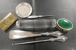 A SELECTION OF SILVER AND OTHER DRESSING TABLE ITEMS TO INCLUDE A DRESSING TABLE JAR