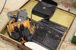 A VINTAGE SUITCASE CONTAINING TRAVEL BAG, BINOCULARS ETC