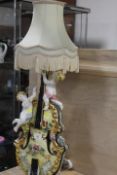 A LARGE DECORATIVE CONTINENTAL STYLE LAMP IN A FORM OF A VIOLIN AND TWO CHERUB FIGURES