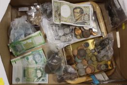 A TRAY OF ASSORTED COLLECTABLE COINS AND NOTES