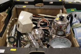 A TRAY OF ASSORTED METAL WARE ETC TO INCLUDE PICTURE FRAMES