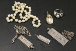 A COLLECTION OF SILVER AND OTHER JEWELLERY TO INCLUDE SILVER INGOT DRESS RINGS ETC