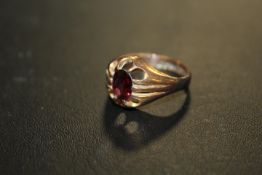 A HALLMARKED 9 CARAT ROSE GOLD GEM SET RING APPROX 5G