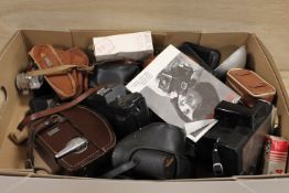 A TRAY OF VINTAGE CAMERAS AND PHOTOGRAPHIC EQUIPMENT
