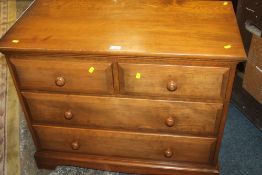 A MODERN ERCOL FOUR DRAWER CHEST H-74 CM W-92 CM