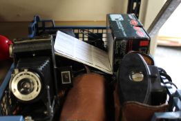 A TRAY OF CAMERAS TO INCLUDE NIKON COOLPIX 400, BOXED GOODMANS 2 MEGAPIXEL DIGITAL CAMERA WITH MP3