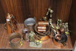 A QUANTITY OF COOPER AND BRASS WARE TO INCLUDE BLACKSMITHS FIGURES