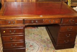 A REPRODUCTION MAHOGANY TWIN PEDESTAL DESK WITH INSET LEATHER TOP W-154 CM
