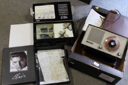 A TRAY OF SUNDRIES TO INCLUDE A VINTAGE PHILLIPS RADIO