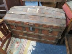 A LARGE ANTIQUE FRENCH STYLE OAK SIDEBOARD WITH CARVED DETAIL H-106 W-176 CM