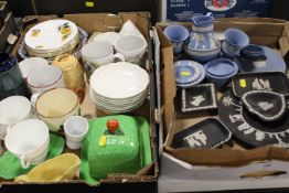 TWO TRAYS OF CERAMICS TO INCLUDE A TRAY OF WEDGWOOD JASPER WARE