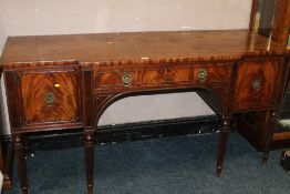 A 19TH CENTURY MAHOGANY BREAKFRONT SERVING SIDEBOARD RAISED ON FLUTED SUPPORTS H-92 CM W-182 CM