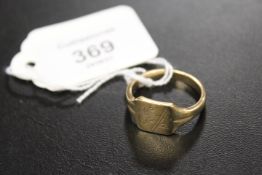 A UNMARKED YELLOW METAL SIGNET RING APPROX 7.1G
