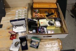 A TRAY OF ASSORTED COSTUME JEWELLERY AND COLLECTABLES TO INCLUDE JEWELLERY BOX AND CONTENTS,