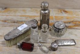 A COLLECTION OF HALLMARKED SILVER AND OTHER DRESSING TABLES ITEMS TO INCLUDE PERFUME BOTTLES,