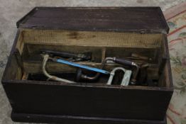 A VINTAGE CARPENTERS TOOL BOX AND TOOLS TO INCLUDE WOOD PLANES ETC