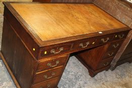 AN EDWARDIAN OAK TWIN PEDESTAL DESK WITH INSERT LEATHER TOP W-137 CM