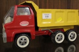 A VINTAGE TONKA TOYS TIN PLATE TRUCK