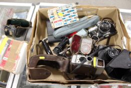 A TRAY OF VINTAGE CAMERA EQUIPMENT