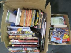 A MIXED LOT TO INCLUDE EIGHTEEN 2000AD HARDBACK FOLDERS, A SMALL QUANTITY OF 2000AD COMICS, THREE