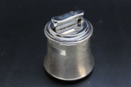 A HALLMARKED SILVER TABLE LIGHTER - LONDON 1962. H 7.5 cm