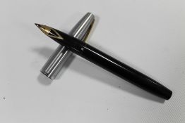A VINTAGE CASED SHEAFFER FOUNTAIN PEN, with 14K gold nib,overall L 13 cm