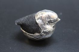 A MID SIZED HALLMARKED SILVER NOVELTY PIN CUSHION IN THE FORM OF A CHICK - CHESTER 1907, makers mark