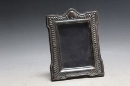 A MODERN HALLMARKED SILVER EASEL BACKED PHOTO FRAME BY KEYFORD FRAMES LTD - LONDON 1987, H 18.5 cm