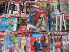 APPROXIMATELY 200 X 2000AD COMICS FEATURING JUDGE DREDD, TO INCLUDE RUN OF COMIC FROM 1ST APRIL