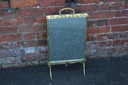 AN ARTS AND CRAFTS STYLE MIRRORED BRASS FIRE SCREEN, H 65 cm