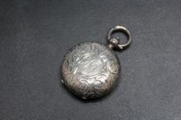 A HALLMARKED SILVER SOVEREIGN HOLDER BY THE DENNISON WATCH CASE CO - BIRMINGHAM 1908, Dia 3.5
