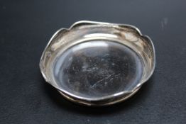 A HALLMARKED SILVER RIMMED TORTOISESHELL PIN DISH BY SANDERS AND MACENZIE - BIRMINGHAM 1920, Dia 8