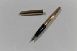 A VINTAGE CASED PARKER FOUNTAIN PEN, with 14K gold nib, overall L 13.5 cm