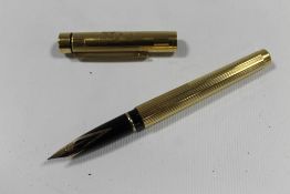 A VINTAGE CASED SHEAFFER FOUNTAIN PEN, with 14K gold nib, made in U.S.A., overall L 13.5 cm