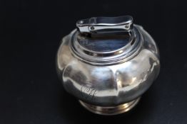 A SILVER TABLE LIGHTER, hallmarks indistinct, H 7 cm