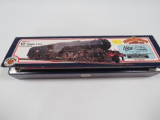 A BACHMANN '00 GAUGE' V2 CLASS 2-6-2 STEAM LOCOMOTIVE AND TENDER 31556 LNER, wartime black