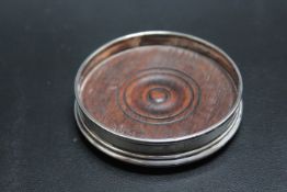 A SMALL HALLMARKED SILVER BOTTLE COASTER BY JOHN BULL LTD - LONDON 1993, Dia 8 cm