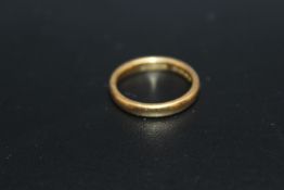 A HALLMARKED 22 CARAT GOLD WEDDING BAND, approx weight 5.8g
