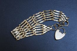 A HALLMARKED 9 CARAT GOLD GATE BRACELET, padlock broken off but present, total approx weight 18.2g